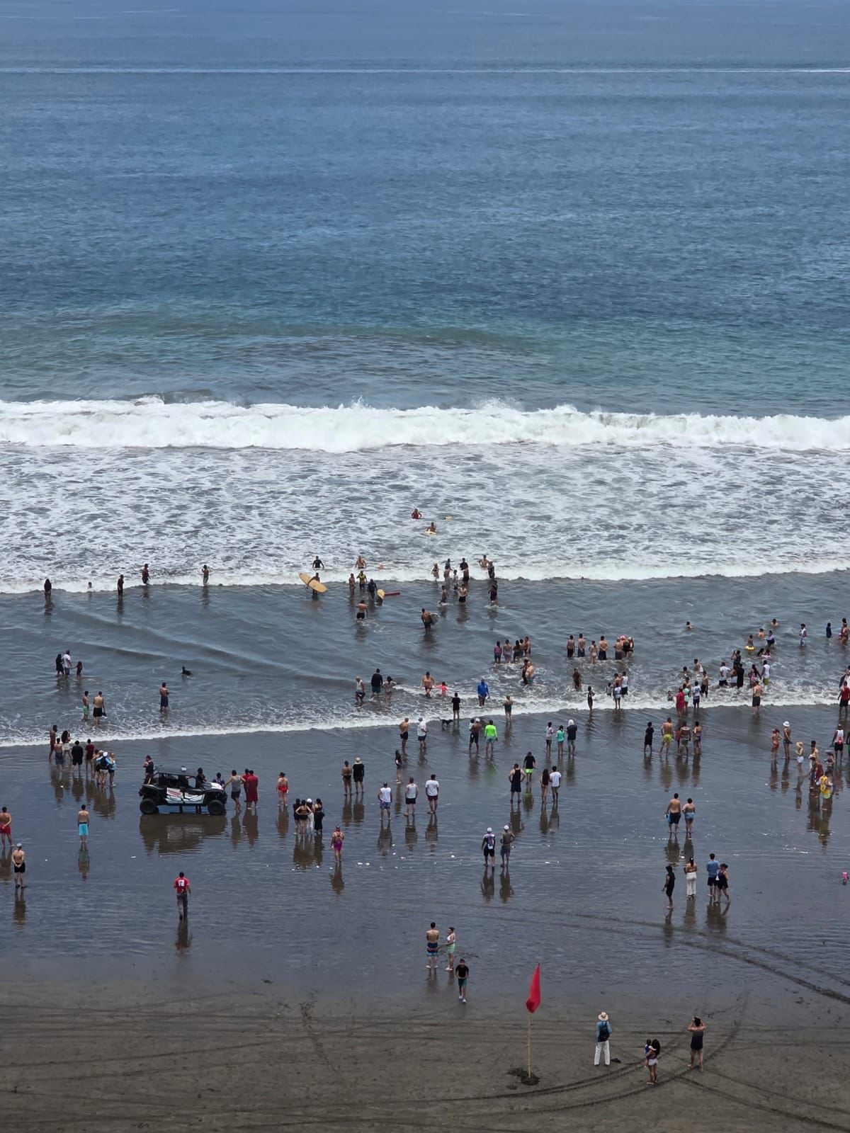 Este Viernes Santo (3 de abril) a eso de las 12 medio día, una corriente de unos 3 metros de largo atrapó al mismo tiempo a 6 personas en playa Jacó.