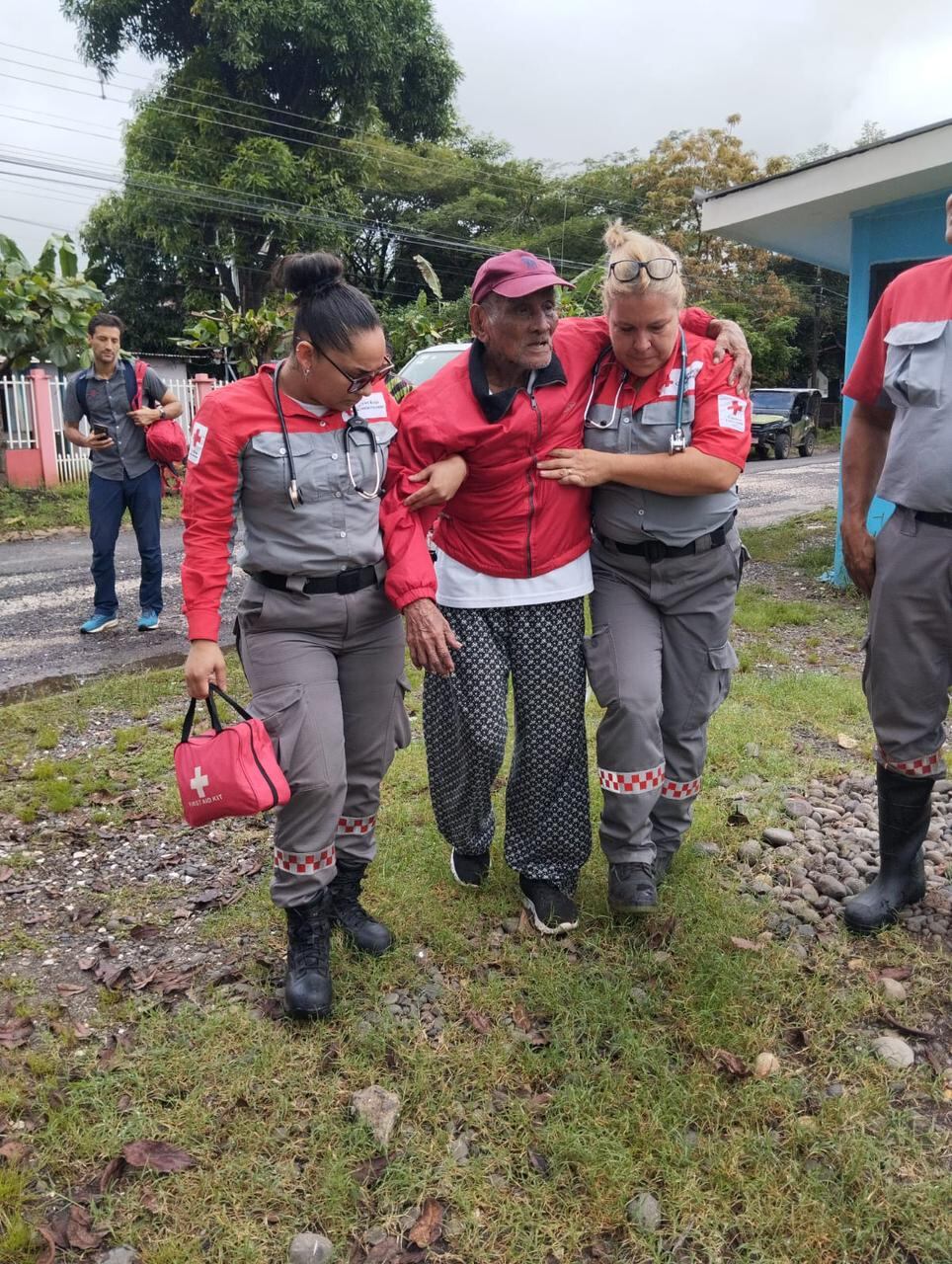 Don José Flores Flores, la persona más longeva del planeta con 117 años cumplidos, quien es vecino de Guanacaste, tuvo que ser trasladado en helicóptero por las fuertes lluvias que cayeron en la zona y él lo disfruto mucho