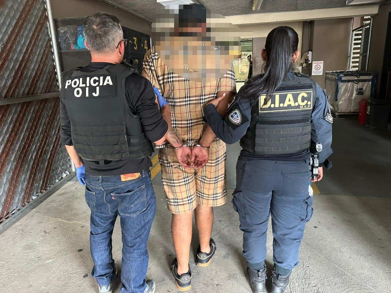 El robo de un contenedor que transportaba más de 500 equipos de aire acondicionado, además de la presunta privación de libertad del conductor, llevó a los agentes del OIJ de Alajuela. Foto: OIJ