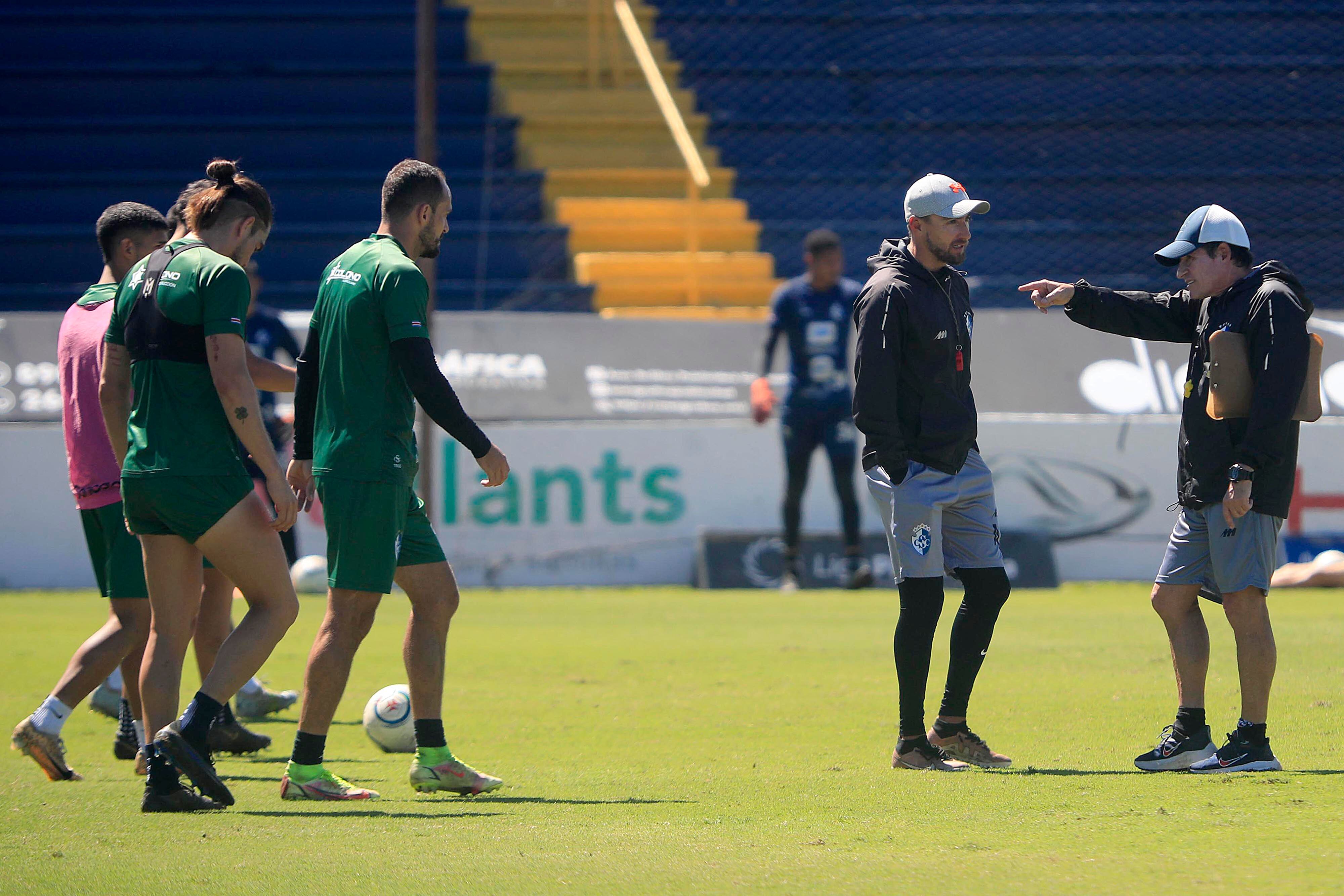 05/01/2024     Estadio Fello Meza, Cartago. El Club Sport Cartaginés entrenó este viernes por la mañana, bajo el mando el mexicano Mario García, y de los asistentes Fernando Palomeque, también mexicano, y Paolo Jiménez. Destacó, además la presencia del refuerzo, también mexicano, Diego González (número 17, medias rojas).