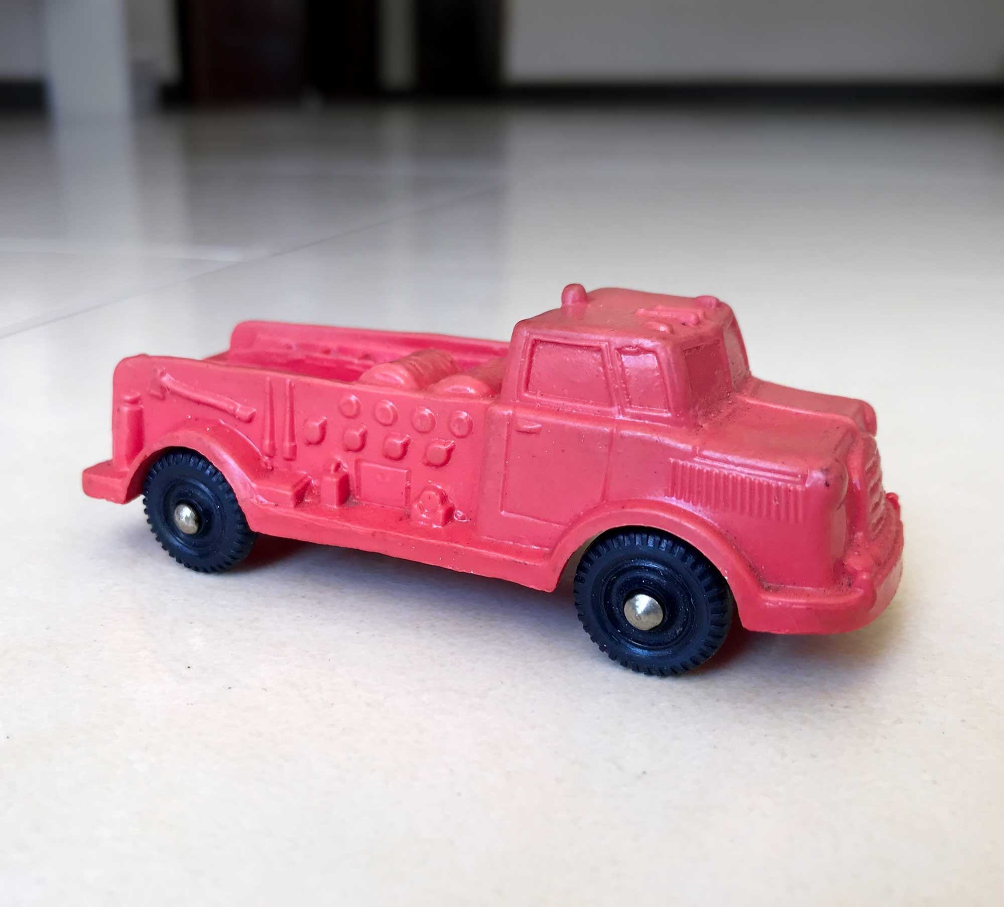 Joaquín Brenes Murillo, quien nació en 1971, colecciona juguetes de antaño. Tiene una página en Facebook que se llama "Vintage Toys Costa Rica".