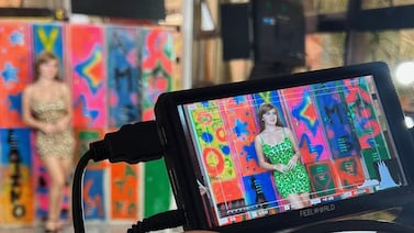 Presentadora de televisión revela que habría sufrido discriminación por parte de famoso grupo musical