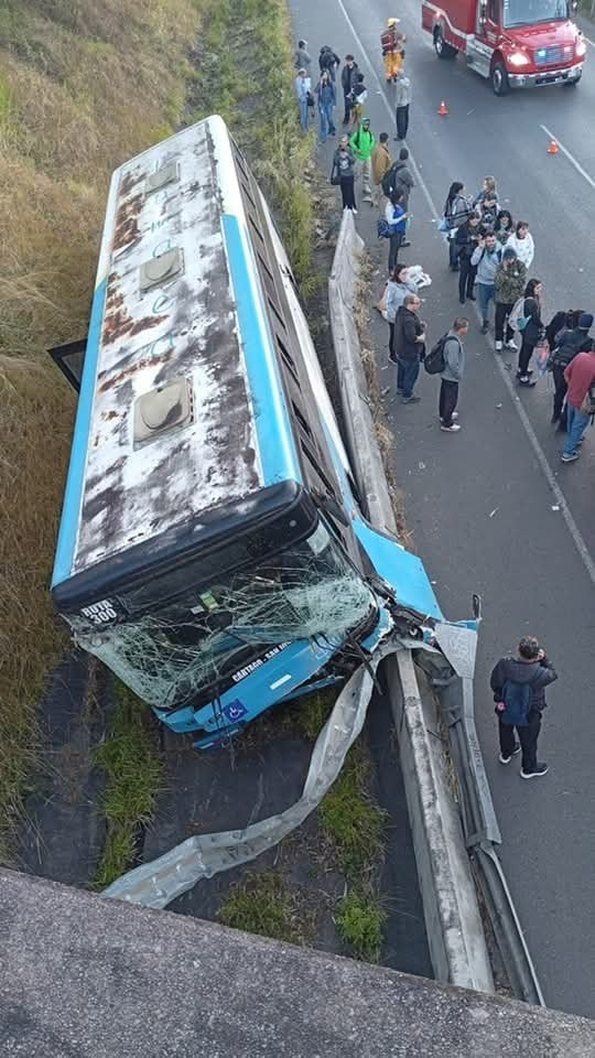 Choque de bus en la Florencio del castillo deja un fallecido 45 heridos