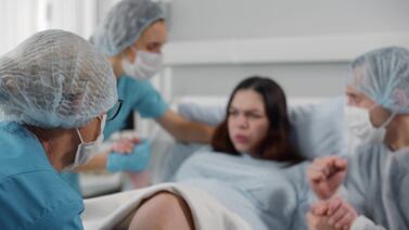 Dar a luz acostada no es lo ideal: esta es la verdad que muchos no saben sobre el parto