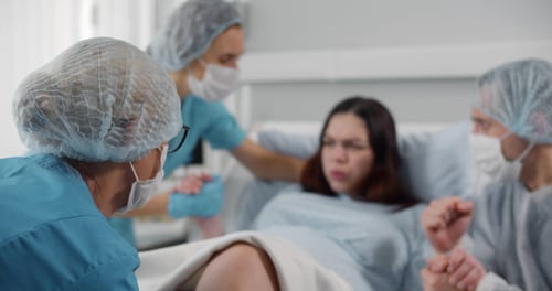 La Organización Mundial de la Salud  recomienda la oxitocina para tratar las hemorragias posparto.