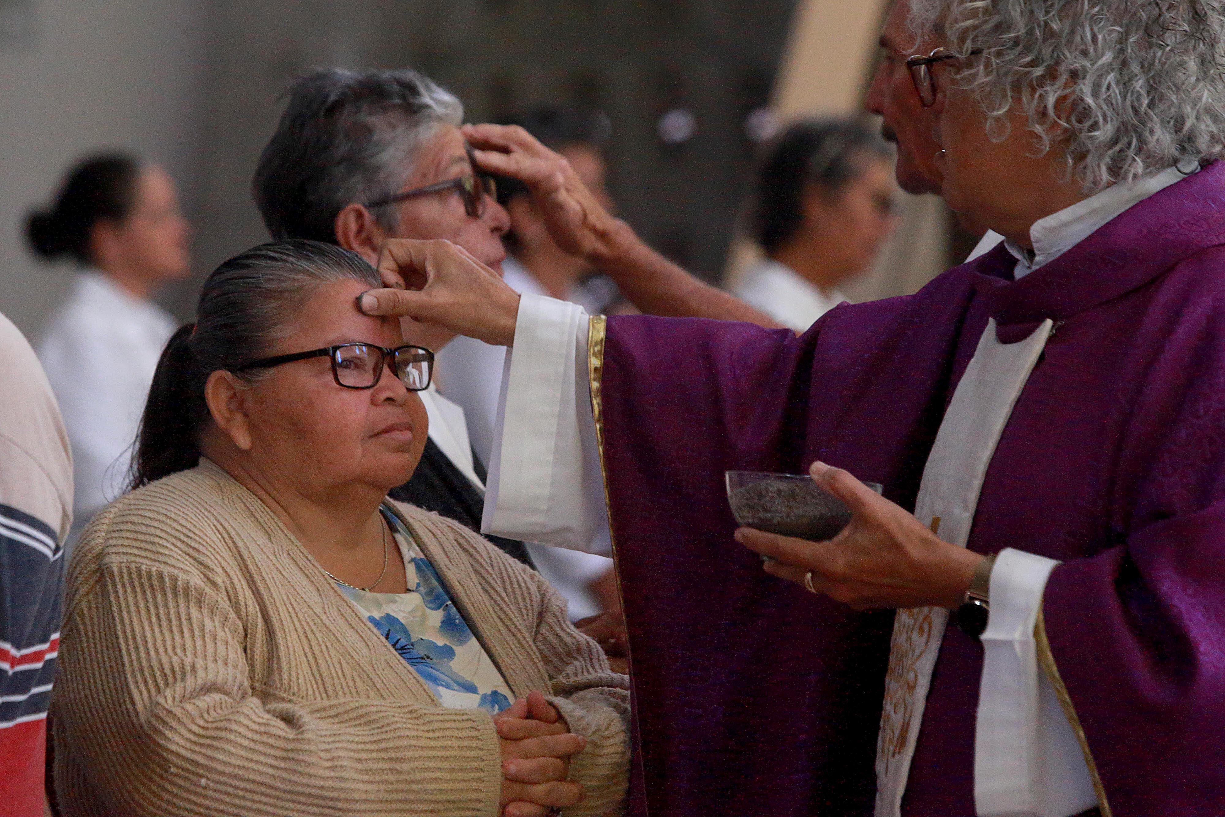 14/02/2023 Turrialba. Este miércoles se celebró la tradicional Misa de Ceniza, ceremonia que marca el inicio de la Cuaresma, un periodo de cerca de 40 días durante el cual las personas católicas se preparan para la Pascua de la muerte y resurección de Jesús. En la parroquia San Buenaventura, de este cantón cartaginés, fue el vicario Luis Arce fue quien presidió la eucaristía y además él mismo, con la colaboración de tres ministros de la Eucaristía, se encargó de signar con la cruz en la frente de los fieles. Foto: Rafael Pacheco Granados