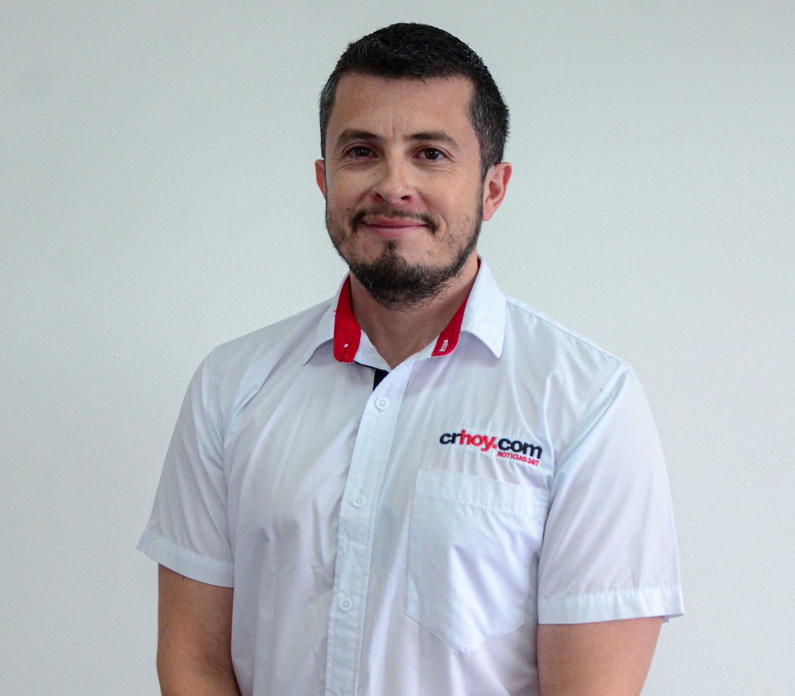 El periodista Carlos Mora, del medio CrHoy, fue denunciado por una funcionaria de Casa Presidencial por una supuesta agresión, sin embargo, el caso fue archivado