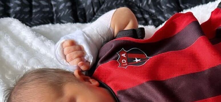 Amanda bebé de Carlos Mora