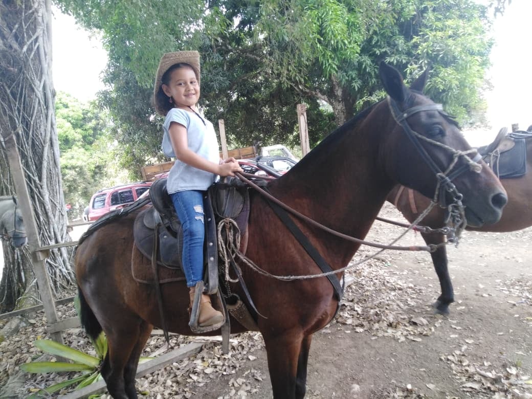 Mahischa Hernández pasó de vivir entre hospitales y cirugías a convertirse en una de las jóvenes promesas de los barriles en Costa Rica junto a su yegua Mariposa