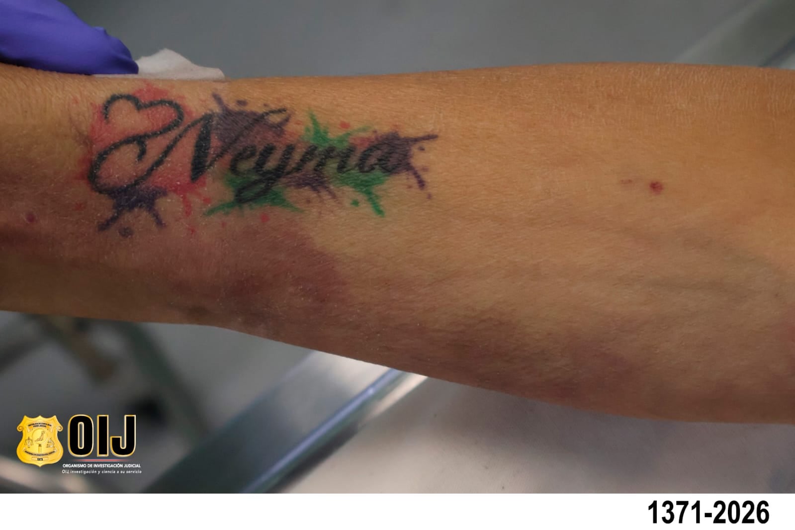 Estos son los tatuajes encontrados en el cuerpo de la mujer. Foto OIJ.