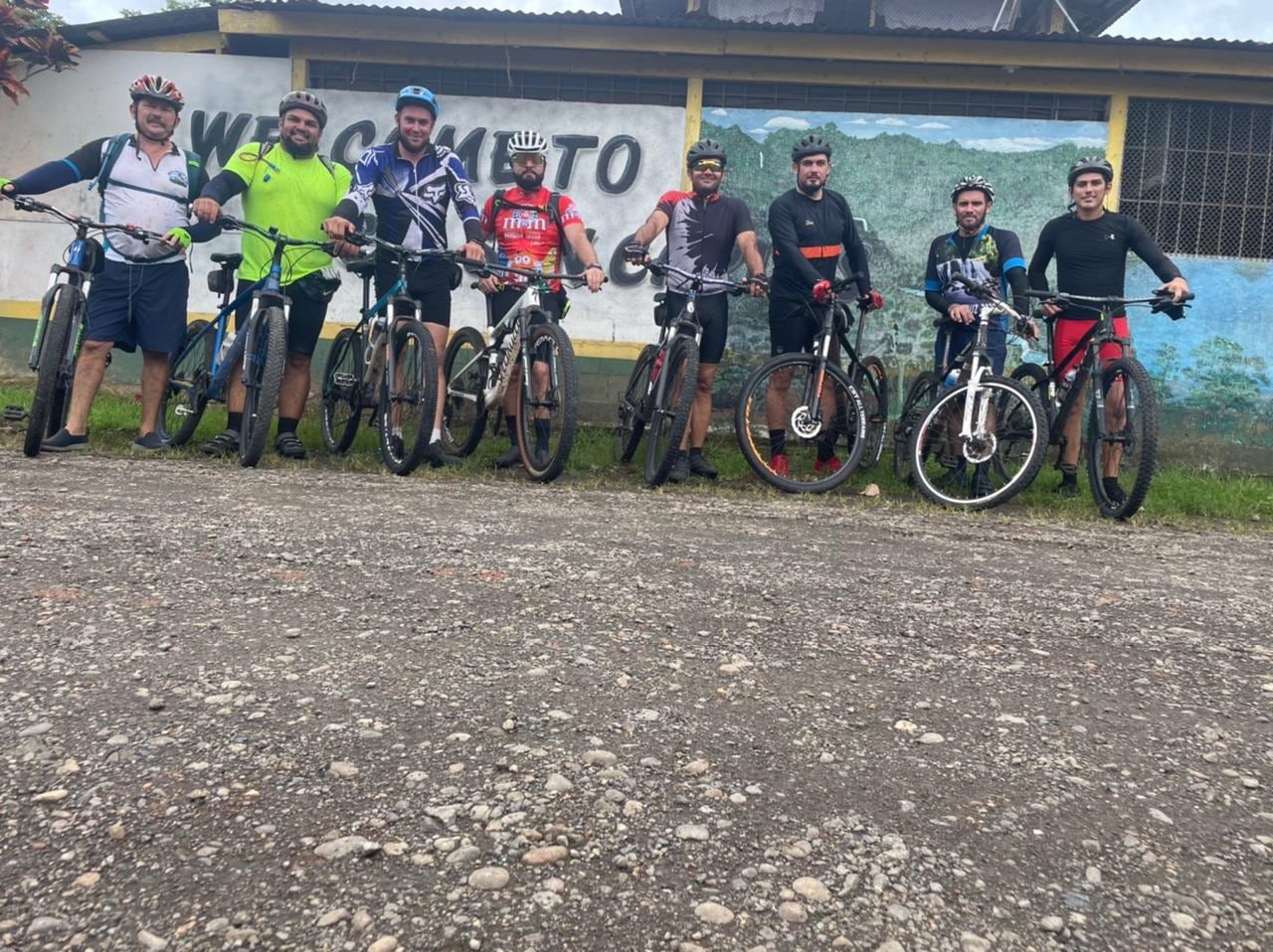 Cuando no defiende los 3 palos, Alfonso le entra a la cleteada. Cortesía.