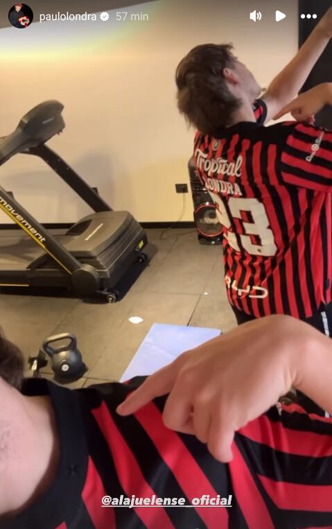 El cantante Paulo Londra filtró la que sería la nueva camisa de Alajuelense. Instagram Paulo Londra.