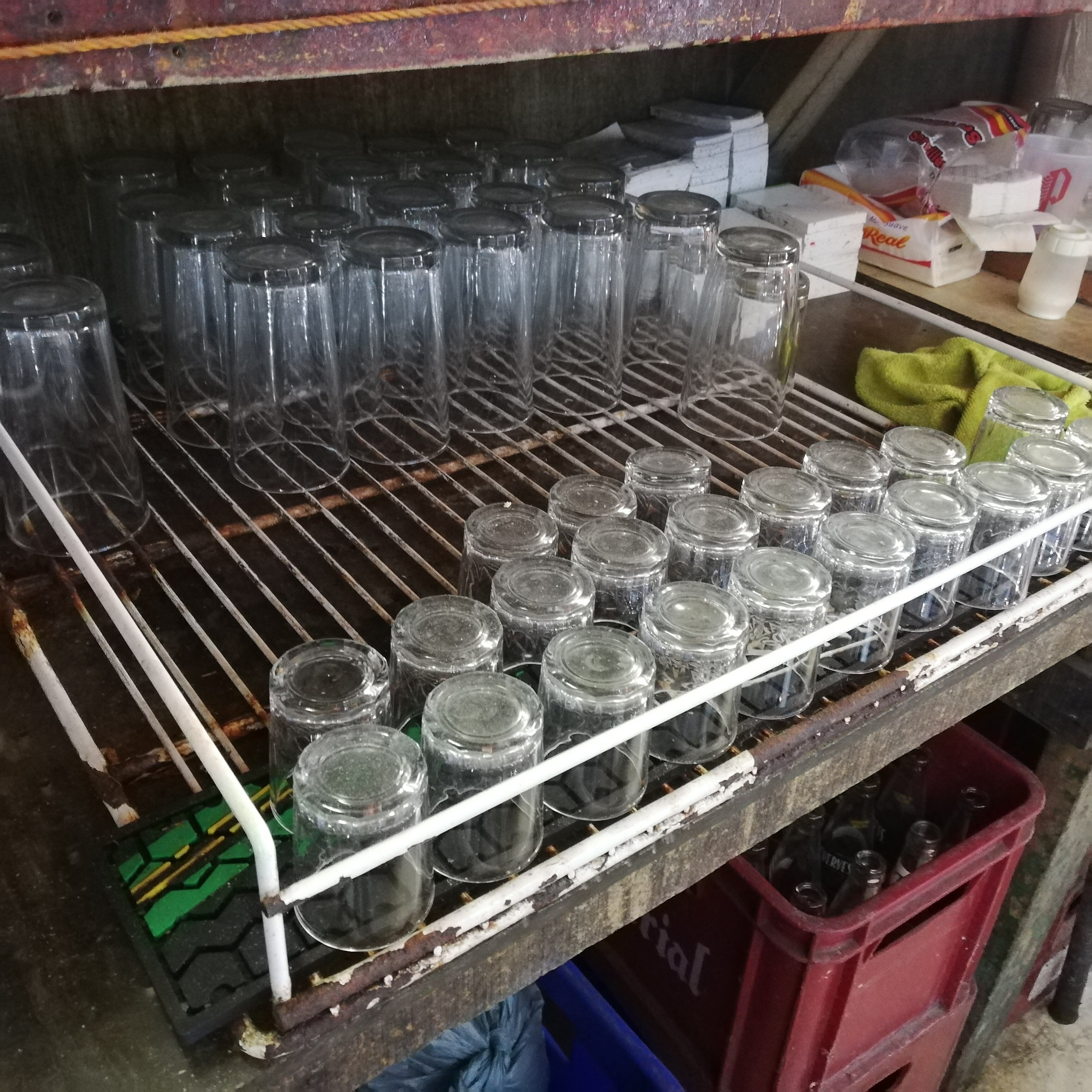 El bar Milano está ubicado en avenida 5, entre calles 4 y 6, fue uno de los casi 4.500 que estuvo cerrado del 16 de marzo al 8 de octubre de este 2020, el 9 de octubre reabrió sus puertas a las once de la mañana