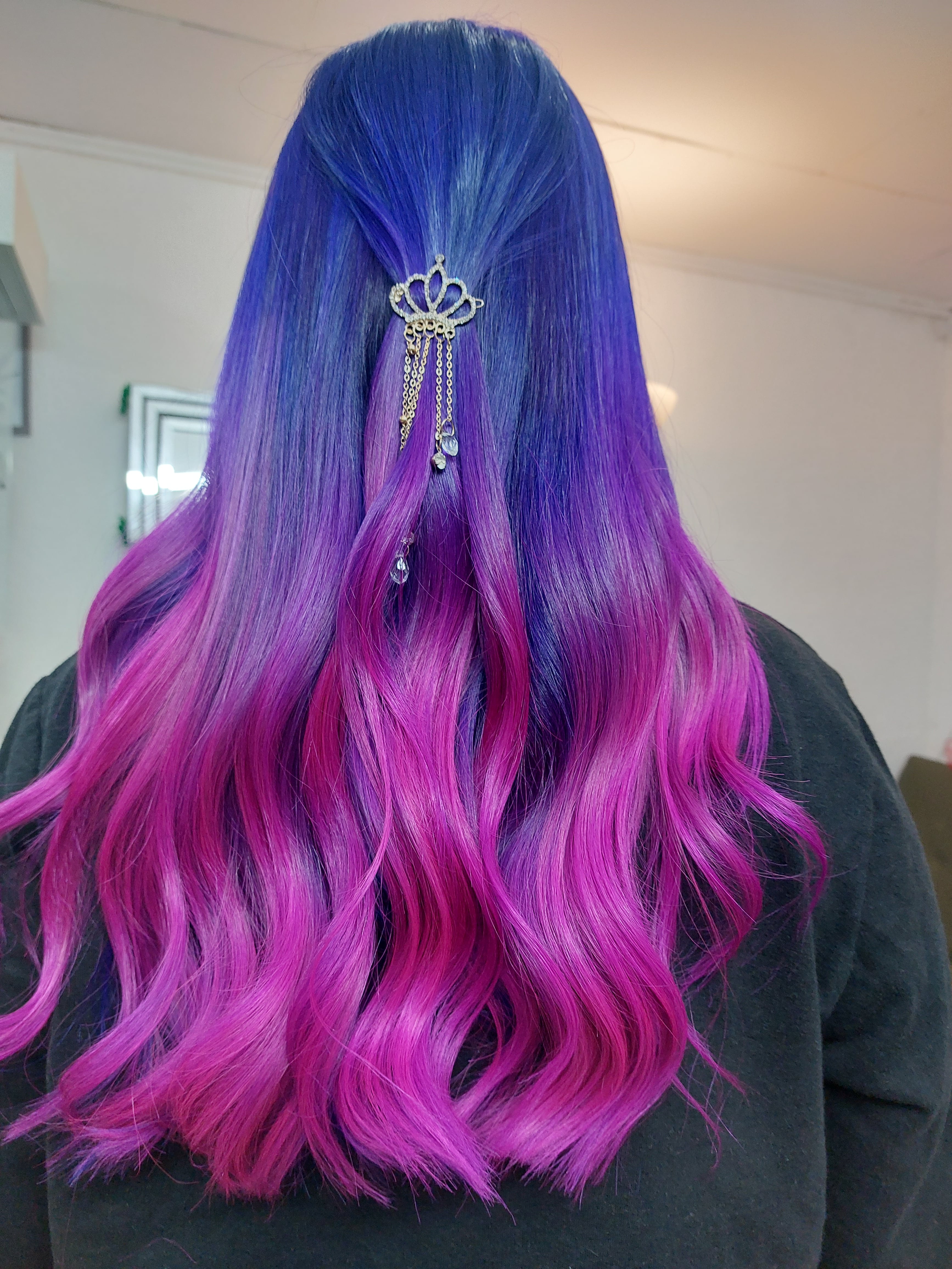 Evelyn Mejías Quesada, hoy conocida artísticamente como “EvyArias”, es una artista del tinte de colores en cabello, pero nos cuenta que incluso pasó una época en que durmió en la calle