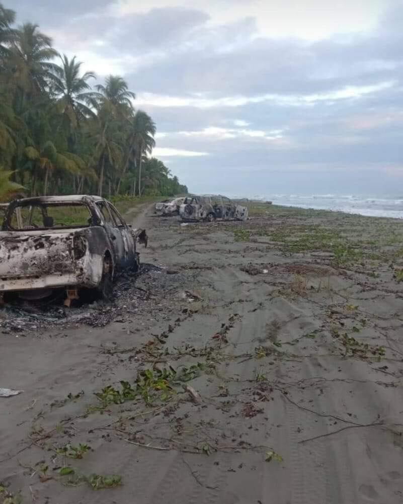 A tres kilómetros de una casa que agarraron a balazos en Moín, Limón hallaron cuatro carros quemados que en apariencia habrían participado en el tiroteo. Foto: Cortesía para LT