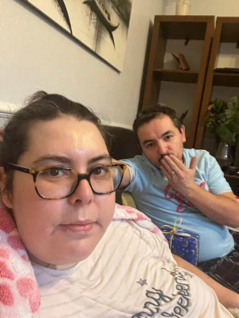 la enfermera de Inglaterra pasó 28 días en coma luego de contagiarse de covid-19, ella se llama Mónica Almeida y es enfermera especializada en respiración, quien trabaja en el condado de Lincolnshire y nació en Portugal