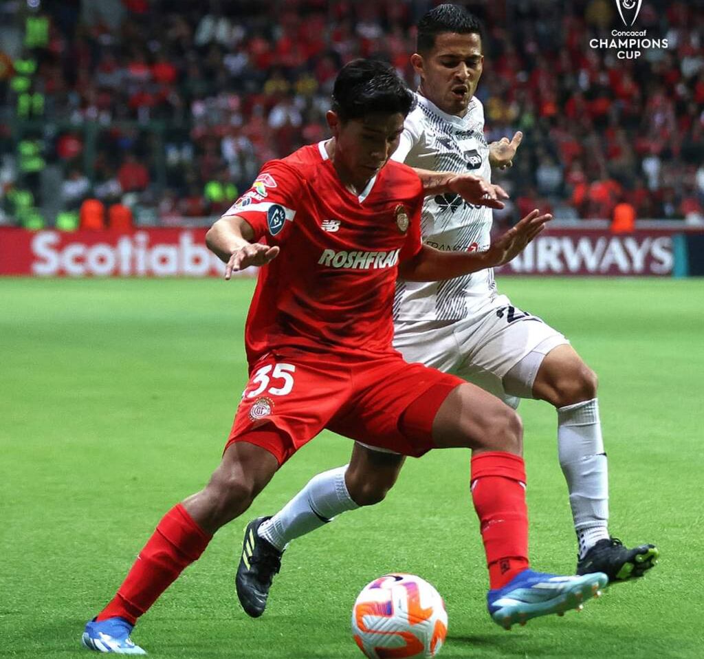El jugador del Toluca, Víctor Artega (izquierda) tuvo un duelo parejo con el volante de Herediano Gerson Torres.