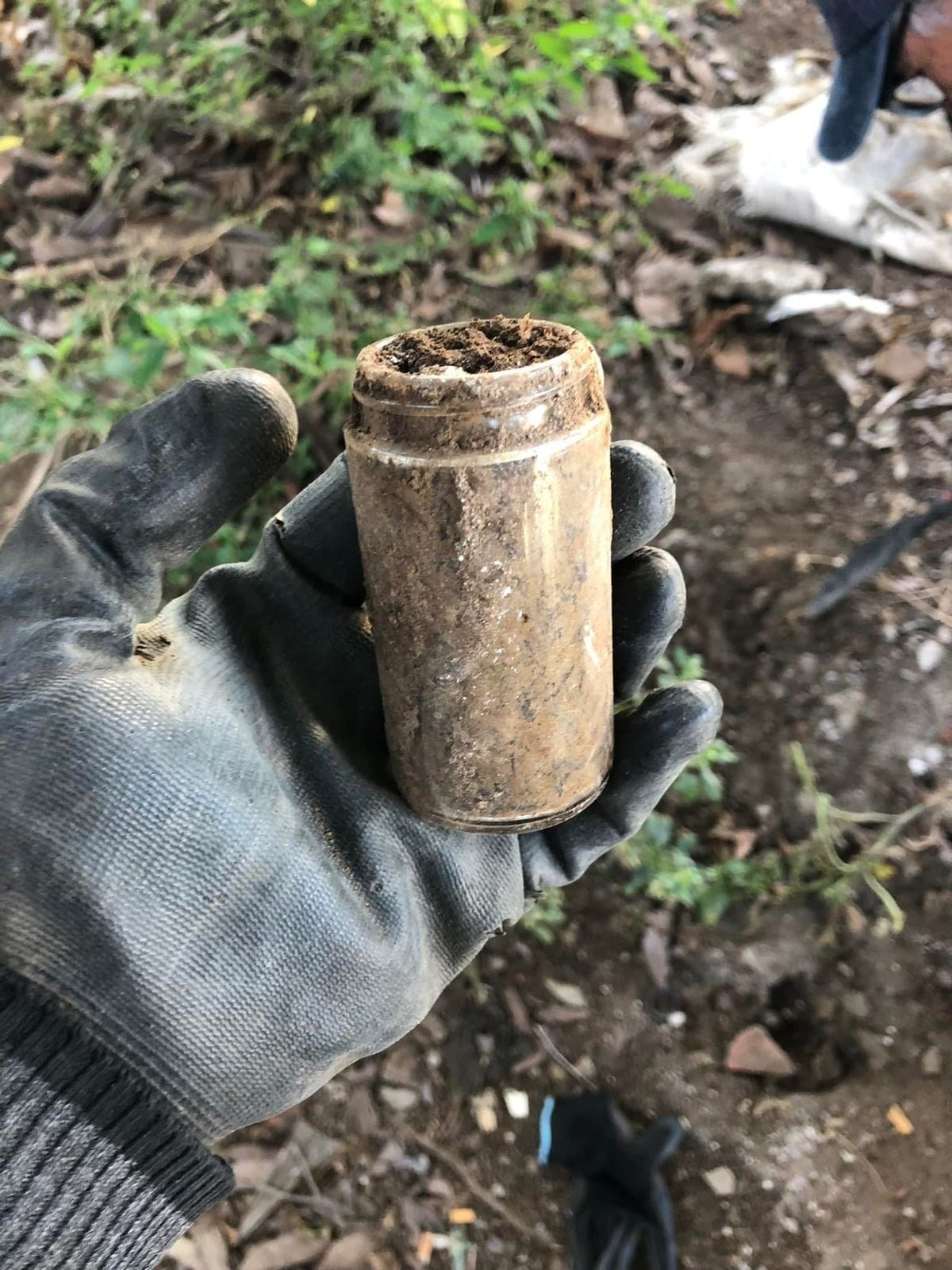 David Molina Roldán, ingeniero en informática y quien con equipo especial detecta metales, asegura que ha encontrado al menos 25 entierros con brujerías en distintas zonas del Gran Área Metropolitana, especialmente en San José.