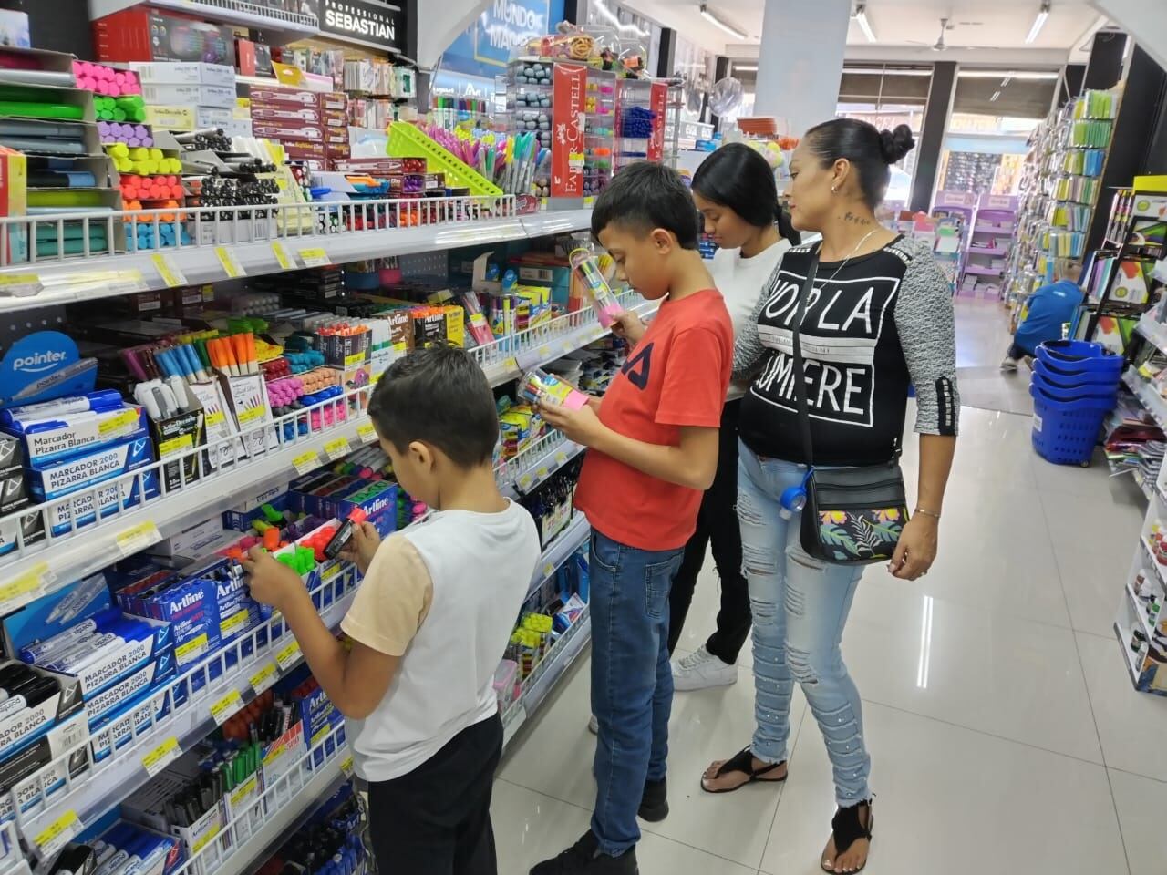 Mundo Mágico y La Teja se unieron para echarle el hombro a una familia de barrio Cristo Rey en San José, en la cual todos sus miembros arrancan esta semana el curso lectivo 2024. En la foto, Mathías, Isaac, doña Yisley junto a Rachell.
