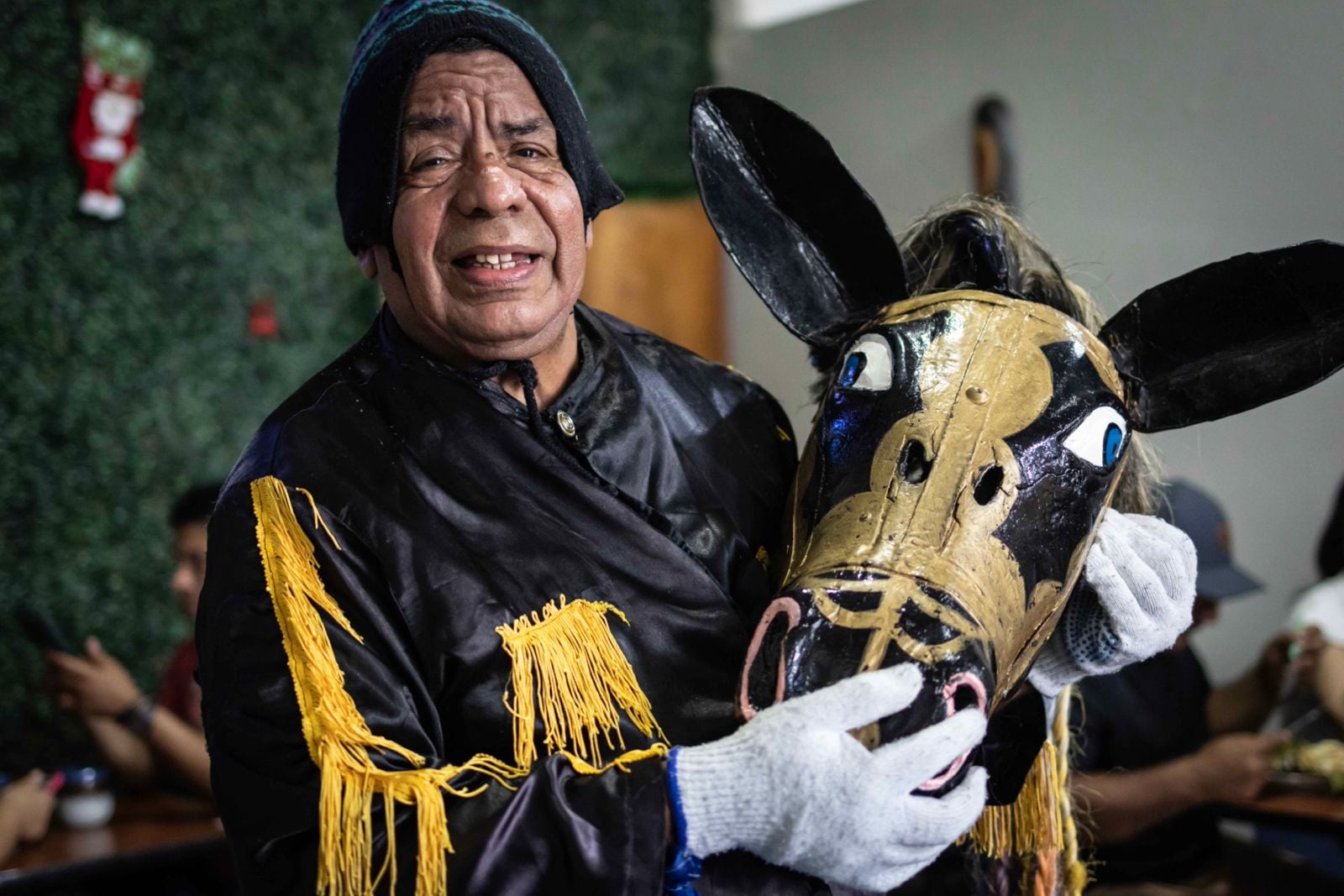 El folclorista y periodista nicaragüense Eddy Monterrey encontró en Costa Rica un refugio y una nueva misión: preservar las tradiciones de su país y llevarlas hasta España y Portugal con su persona Macho ratón