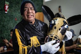 Nicaragüense exiliado mantiene vivo el folclor de su tierra desde Costa Rica y ahora llevará su cultura hasta Europa