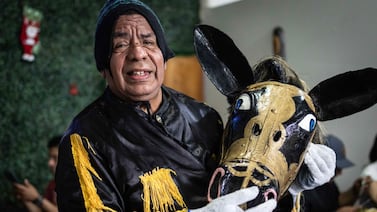 Nicaragüense exiliado mantiene vivo el folclor de su tierra desde Costa Rica y ahora llevará su cultura hasta Europa