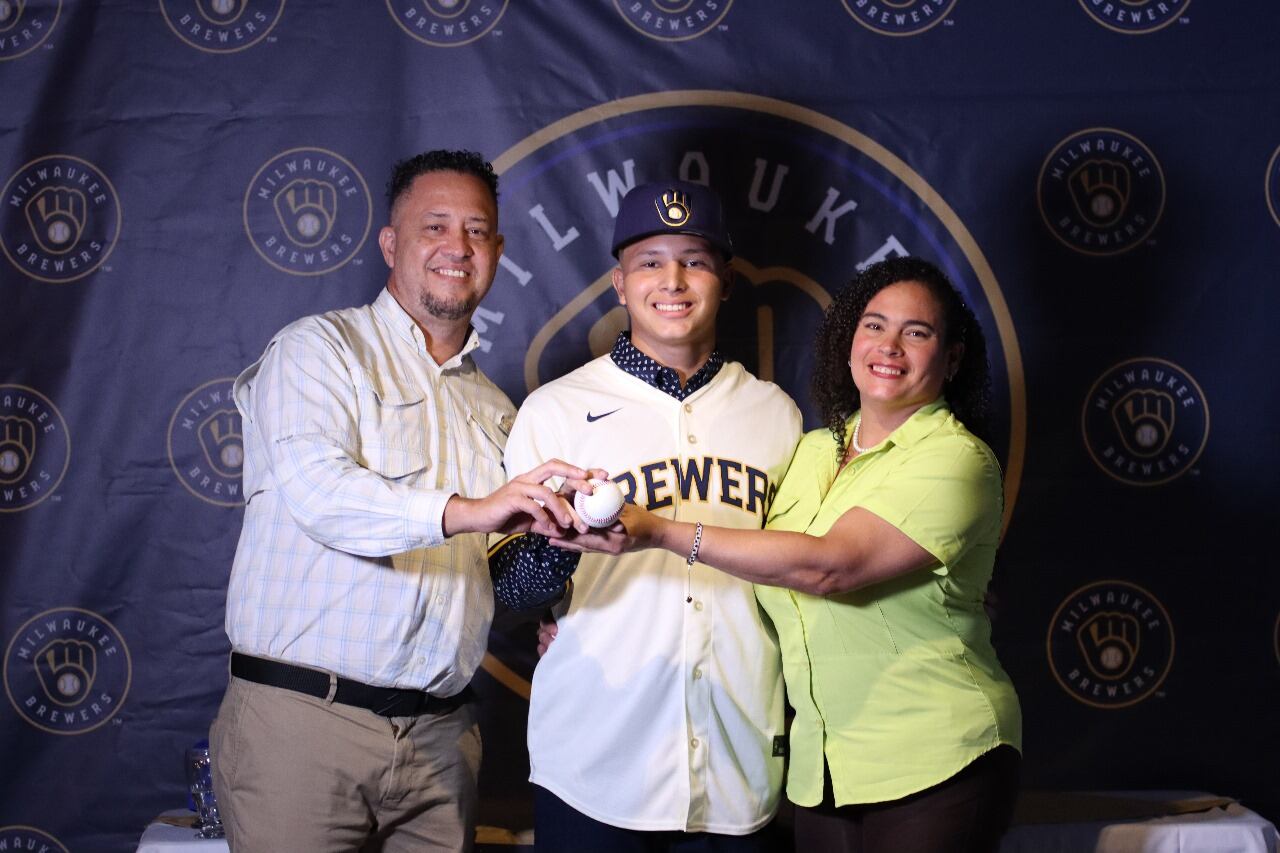 Ángel González vivió el gran momento de la firma con los Cerveceros de Milwaukee junto a sus papás Larry González y Yubirí Yepes. Foto: DT Comunicación