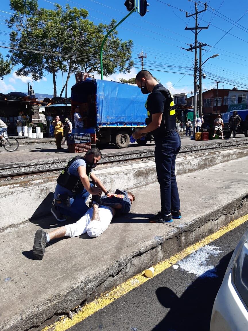 Detienen a un mujer y sus tres hijos sospechosos de obligar a señora de 72 años pedir plata en Cartago. Foto Migración.