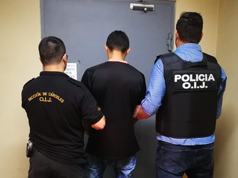 Joven de apellido Perlaza que huyó de audiencia en Juzgado Penal de Hatillo se entrega a las autoridades 17 días después. Foto OIJ