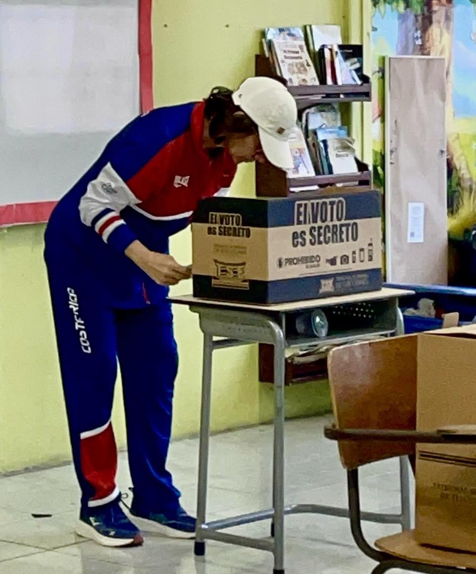 La expresidenta Laura Chinchilla emitió su voto con colores patrios y un llamado a la participación ciudadana en Pozos de Santa Ana. Foto: Tomada de redes sociales