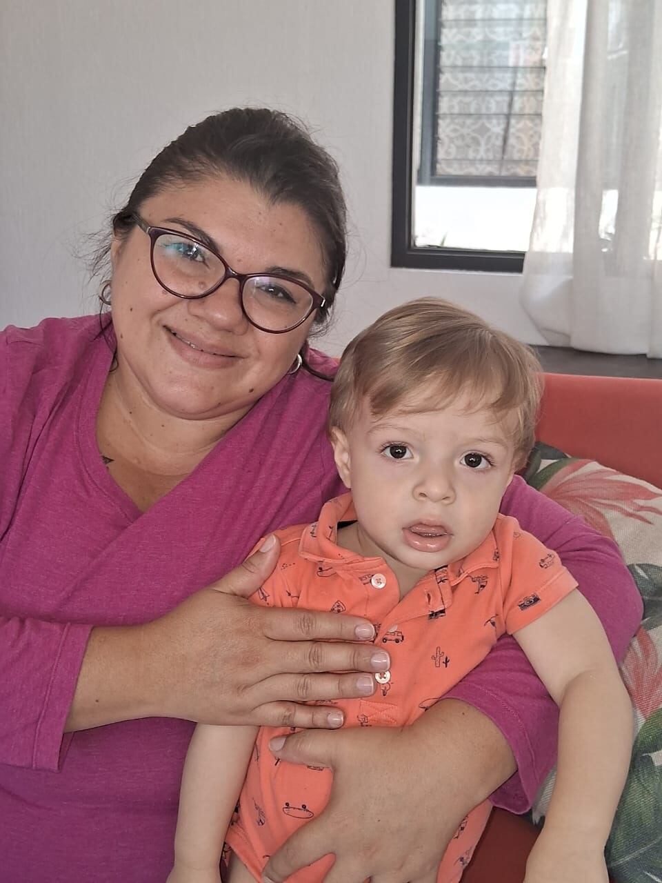 Ese pequeñito, quien nació el 14 de setiembre del 2022 en Alajuela, se llama Julián Alvarado Castro. De cariño le dicen Juli. La mamá de Juli es doña Emily Castro. El bebé nació con un problema en el corazón y ocupa 80 mil euros para ser operado en  España