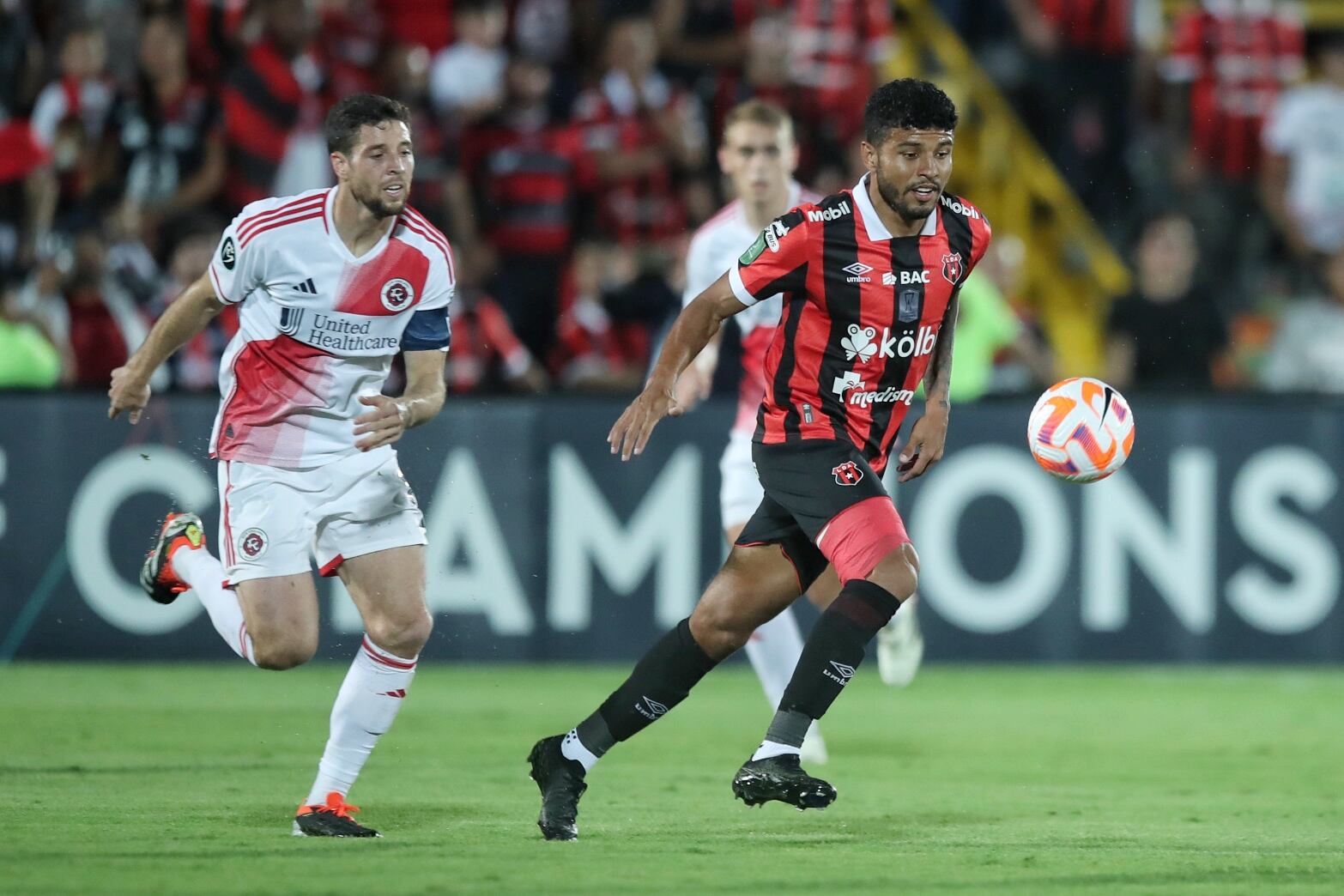 12/03/2024/ juego de vuelta entre Liga Deportiva Alajuelense vs New England Revolution por la CONCACAF Champions Cup en el estadio Alejandro Morera Soto donde el técnico Alexandre Guimarães vuelve al fútbol de Costa Rica dirigiendo a la Liga / Foto John Durán