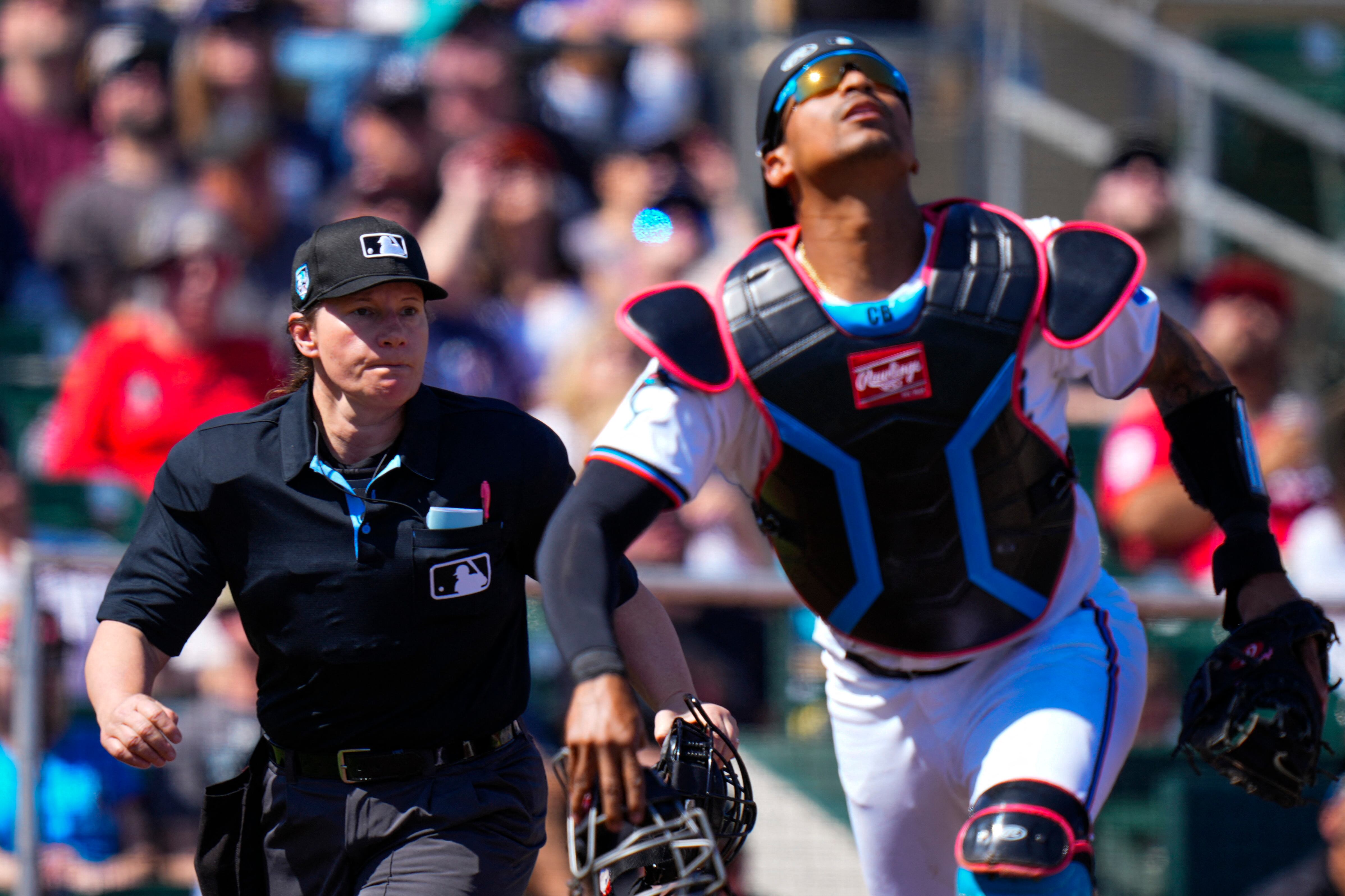 Jen Pawol, primera mujer árbitro en partido de Grandes Ligas