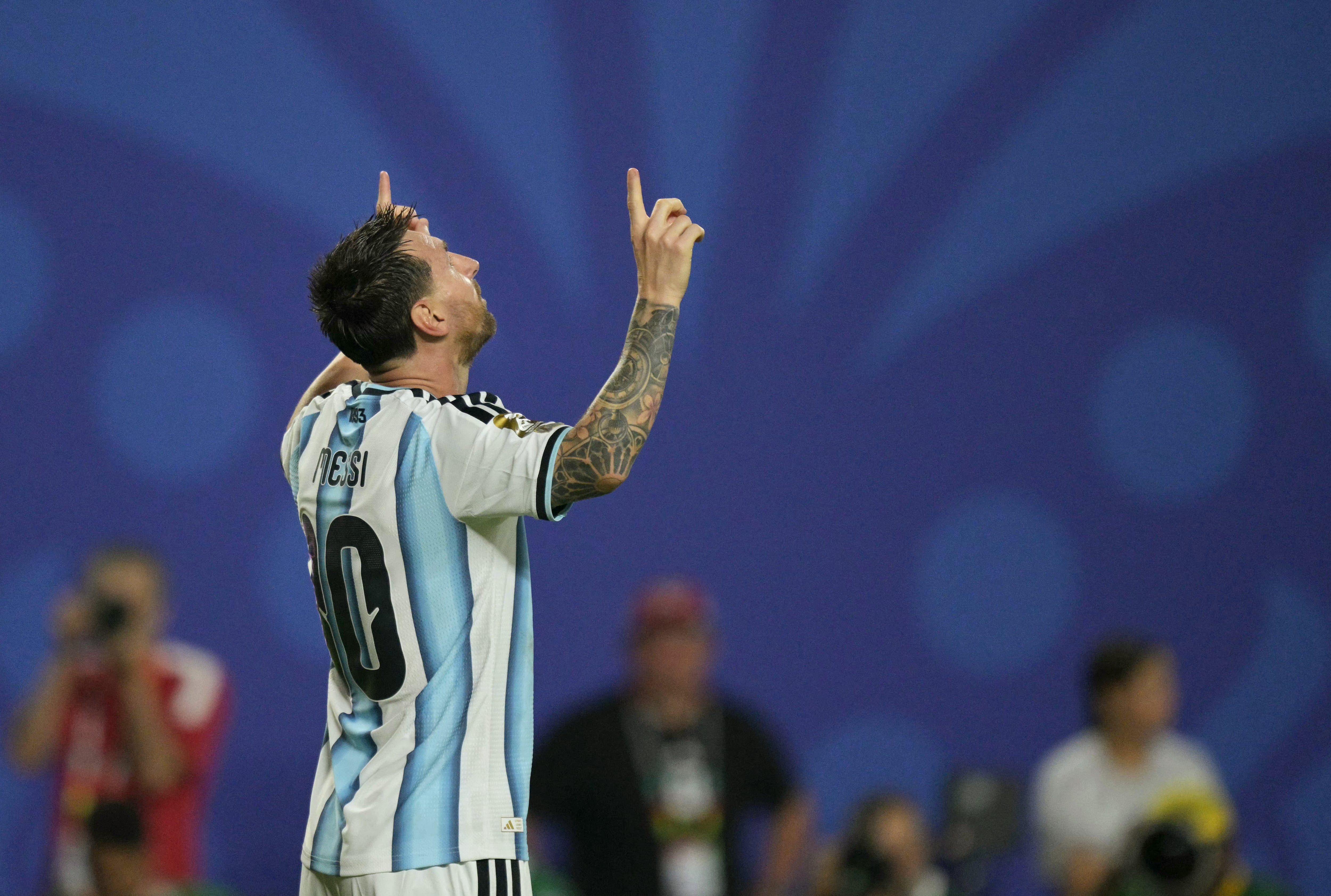 Messi anotó un triplete en su debut mundialista