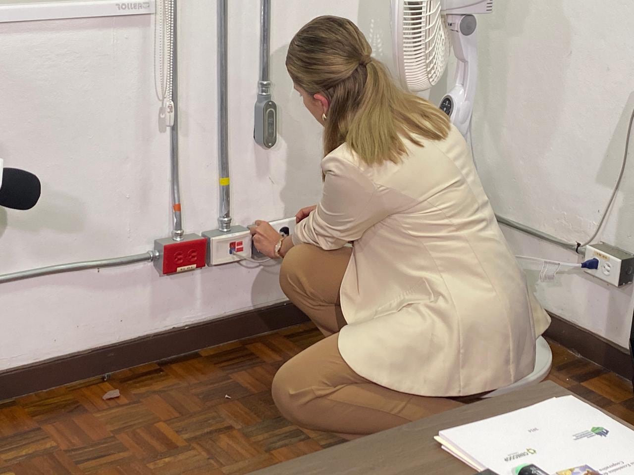 Laura Fernández, candidata presidencial del PPSO, alegó ser víctima de espionaje, tras supuestamente encontrar un micrófono escondido en un tomacorrientes de su oficina privada.