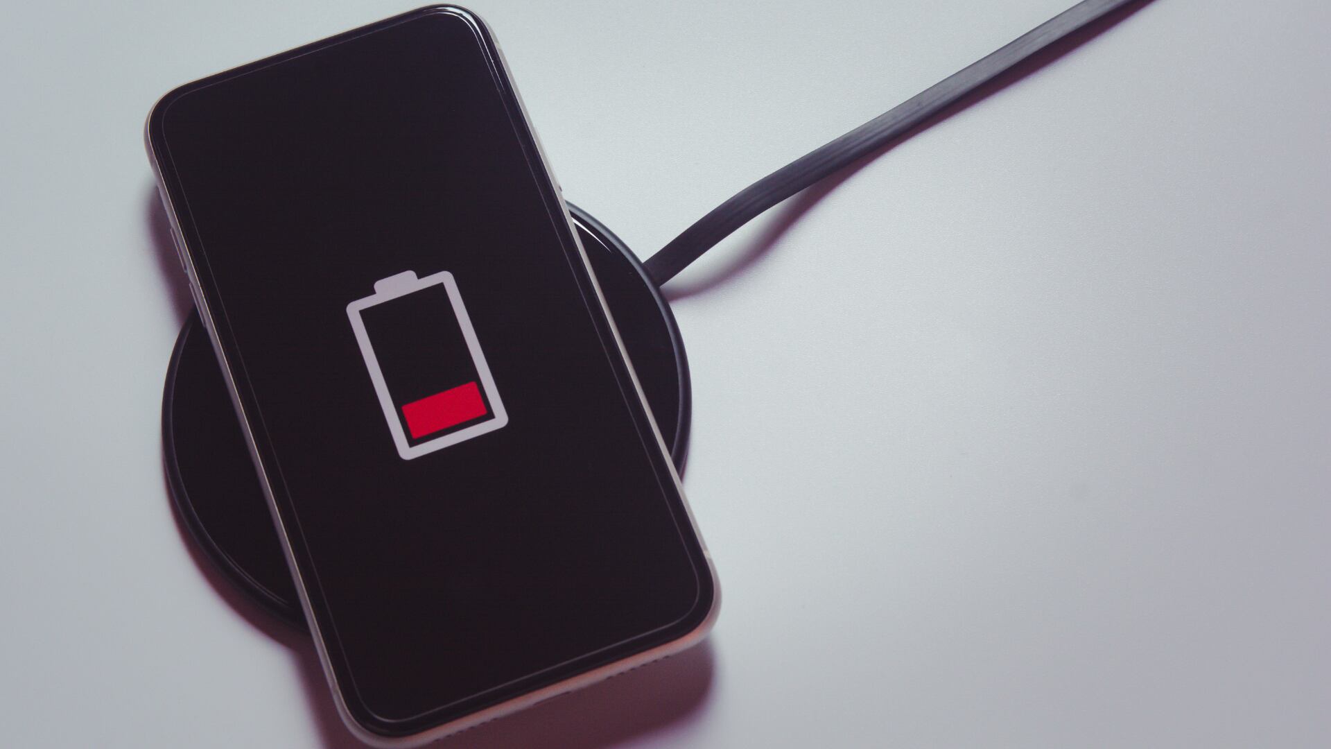 Elegir un celular con buena batería exige analizar autonomía real, procesador, tipo de pantalla y funciones que reduzcan el consumo energético.