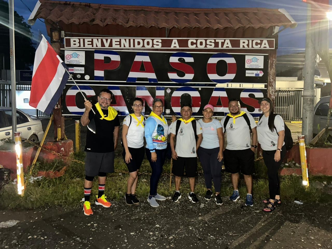 Este domingo 20 de julio los romeros de Río Claro de Golfito comenzaron, desde Paso Canoas, a caminar para cumplirle un año más a la patrona de Costa Rica, la virgencita de los Ángeles. En el grupo camina el periodista Rafael Vargas Jiménez, nuestro amigo de Brunca TV Digital, quien nos colabora con esta información y se caminará los 300 kilómetros, algo que realiza desde hace 10 años.