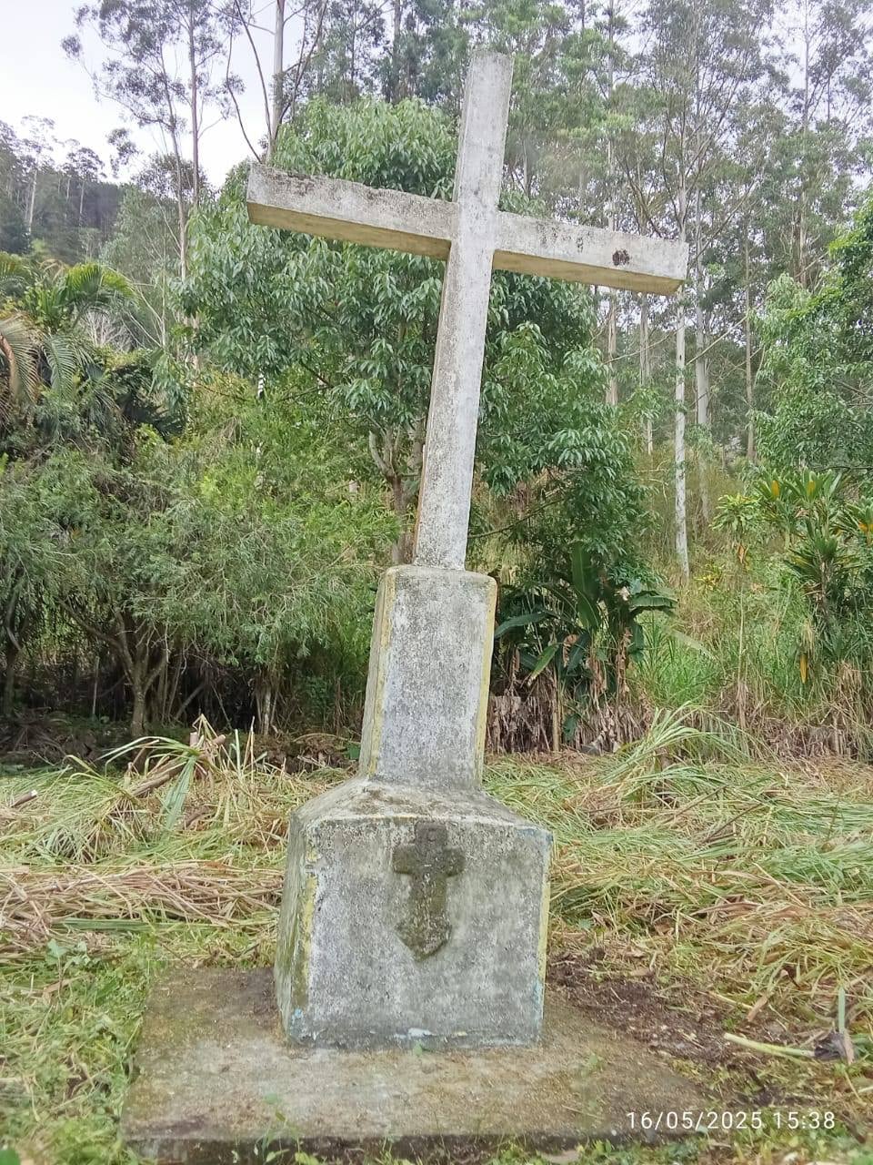 Don Marco Solano Moya vive en Paraíso de Cartago y desde hace varios años está en una guerra sin cuartel con el objetivo de salvar un cementerio en el cual hay más de mil personas enterradas desde la época colonial