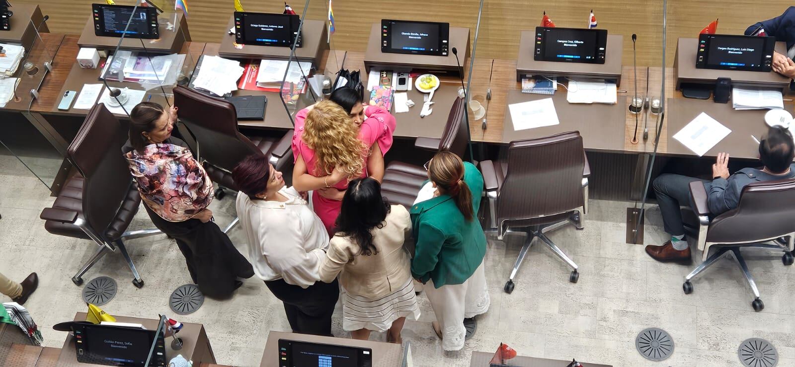 Tras su intervención, diversas diputadas se acercaron a la diputada Obando para consolarla.