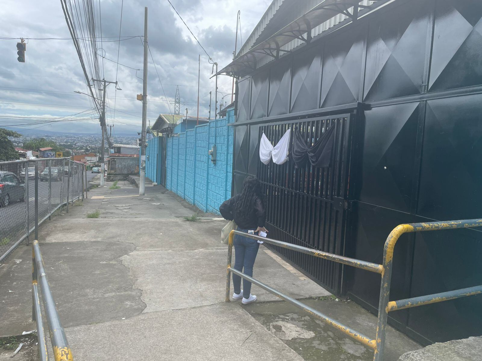 Escuela Sotero González en San Juan de Dios de Desamparados, de luto por muerte de una mamá y sus tres hijos, estudiantes de la institución. Foto: Silvia Coto