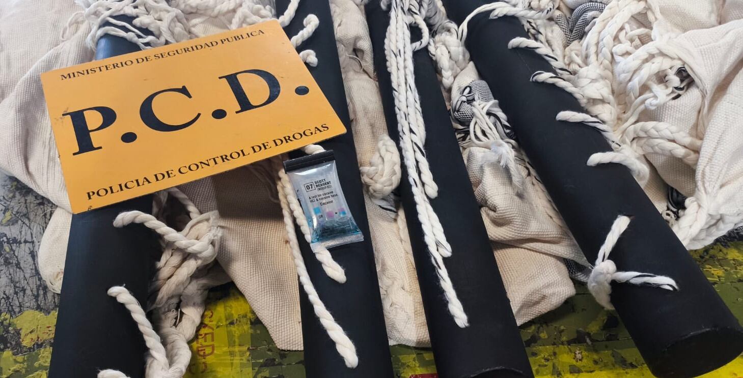 En pleno abril del 2025 hubo quienes se la jugaron tratando de mandar casi 6 kilos de cocaína por correo ¿adivinen qué pasó? Pues claro, las autoridades se dieron cuenta casi al instante.