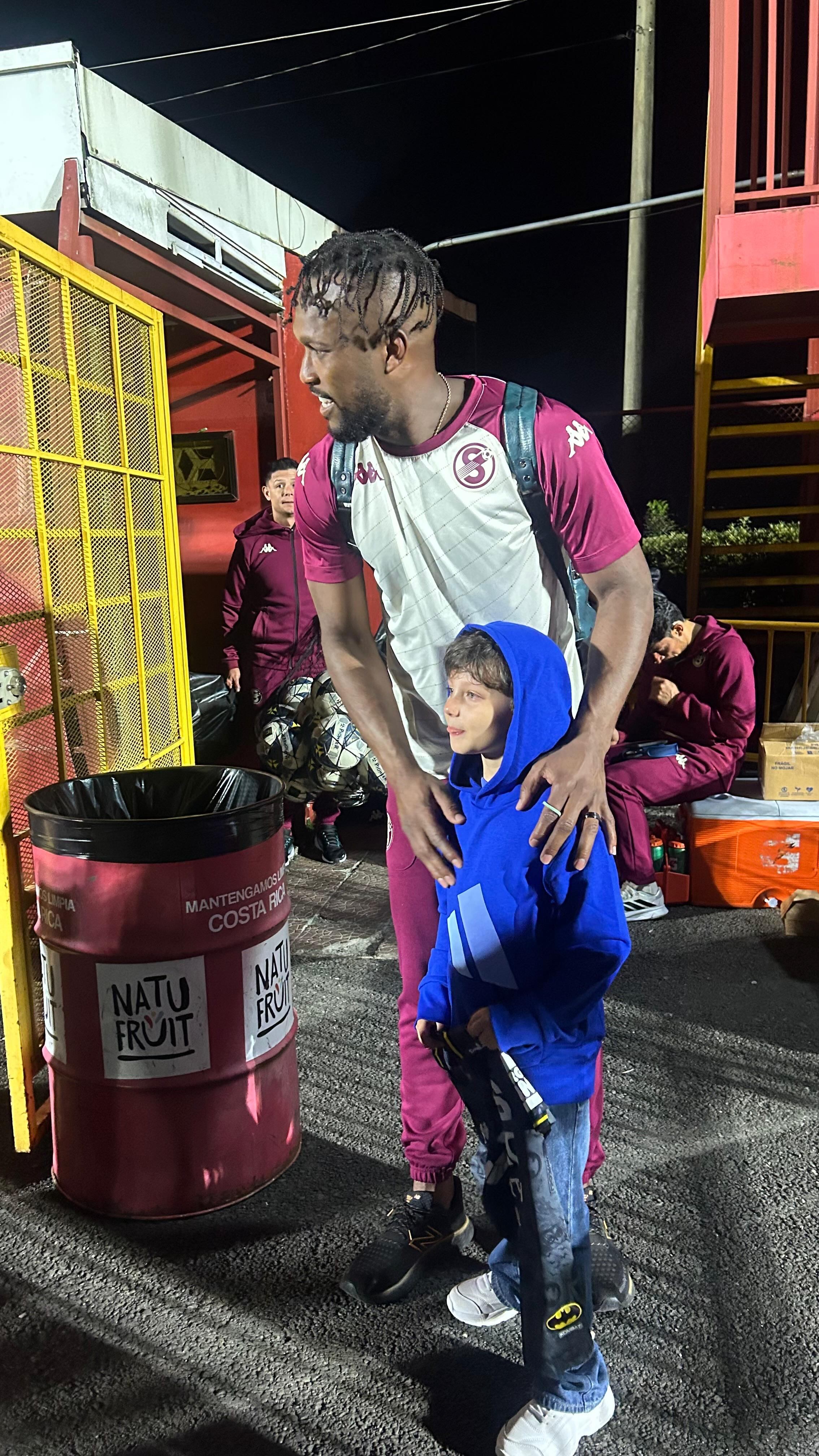 Daniel Alfaro, un niño saprissista cumplió el sueño de compartir con Kendall Waston.