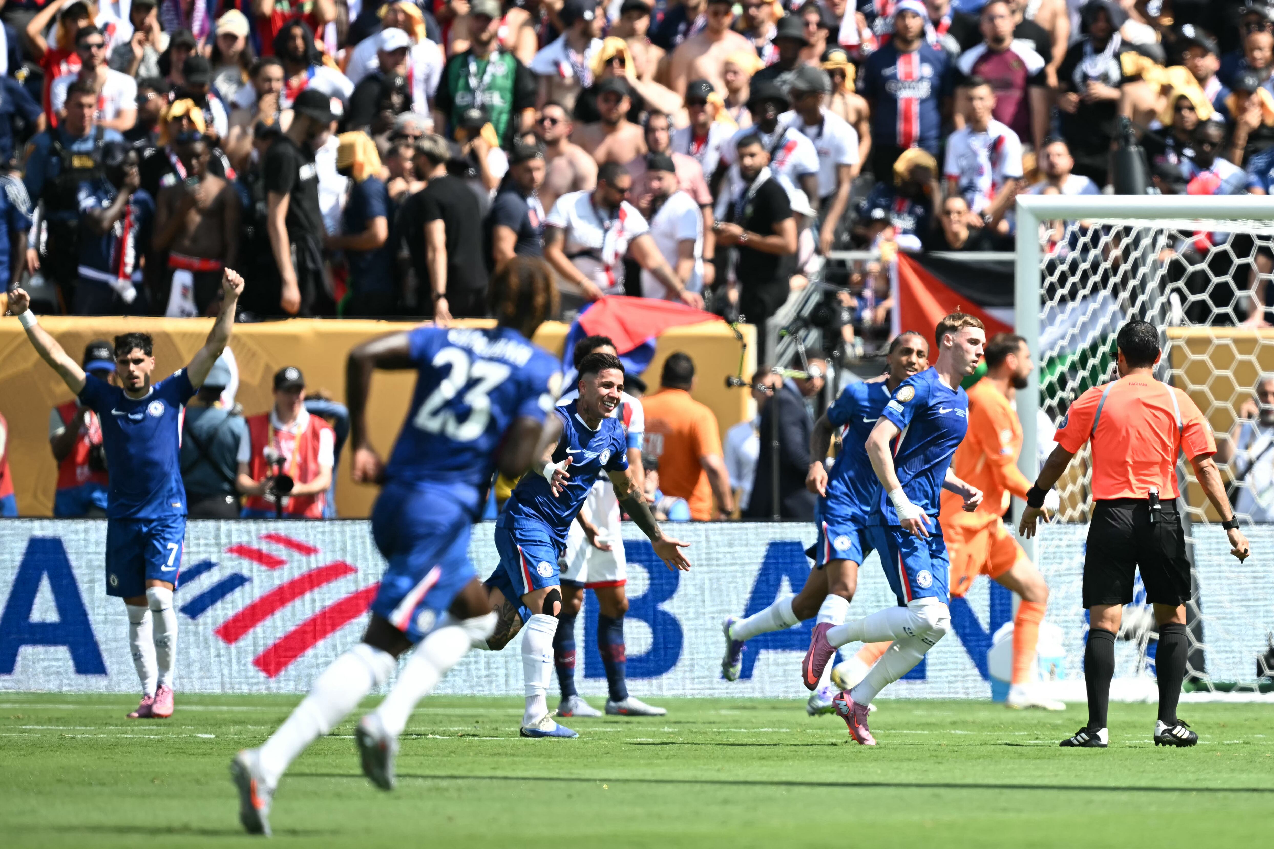 El centrocampista inglés del Chelsea, Cole Palmer (der.), celebra el segundo gol de su equipo durante la final de la Copa Mundial de Clubes