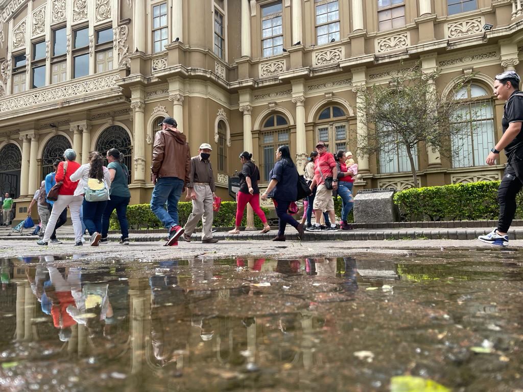 Al mediodía de este viernes 13 de enero ya en el centro de San José había cielo nublado y ráfagas de viento que aumentarán con el paso de las horas.Foto: Rafael Pacheco.