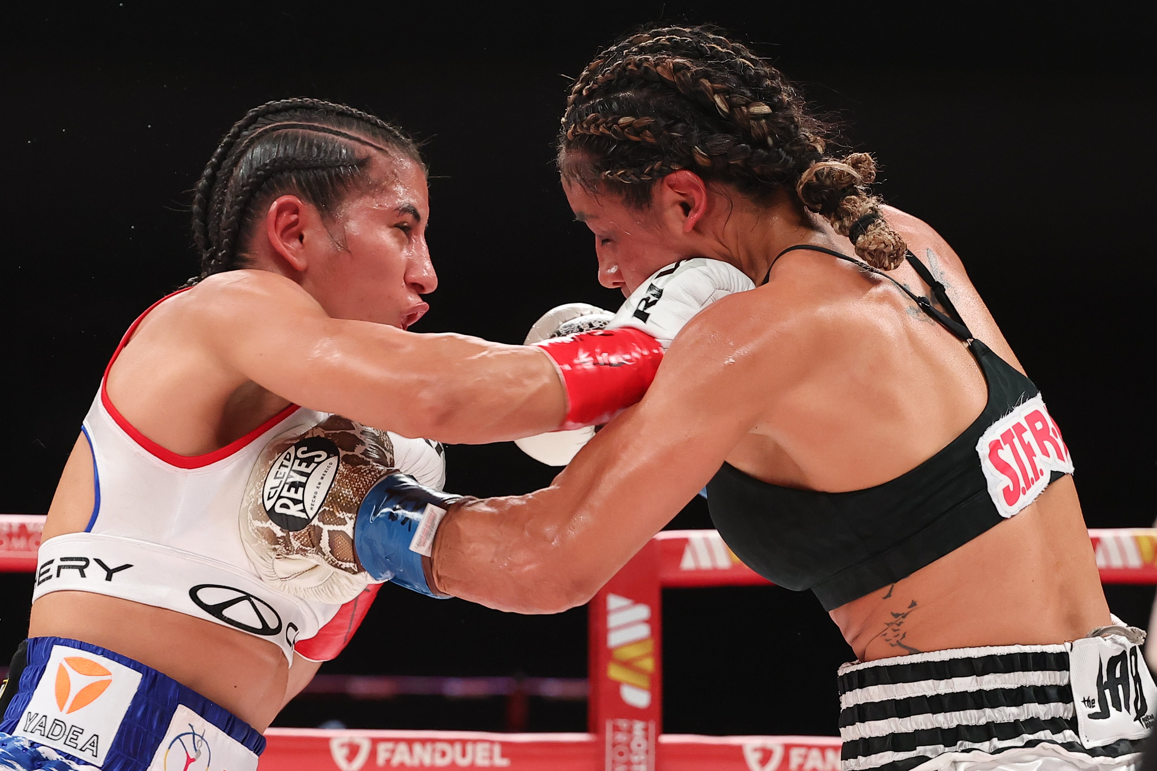 Yokasta Valle vs Lourdes Juárez.