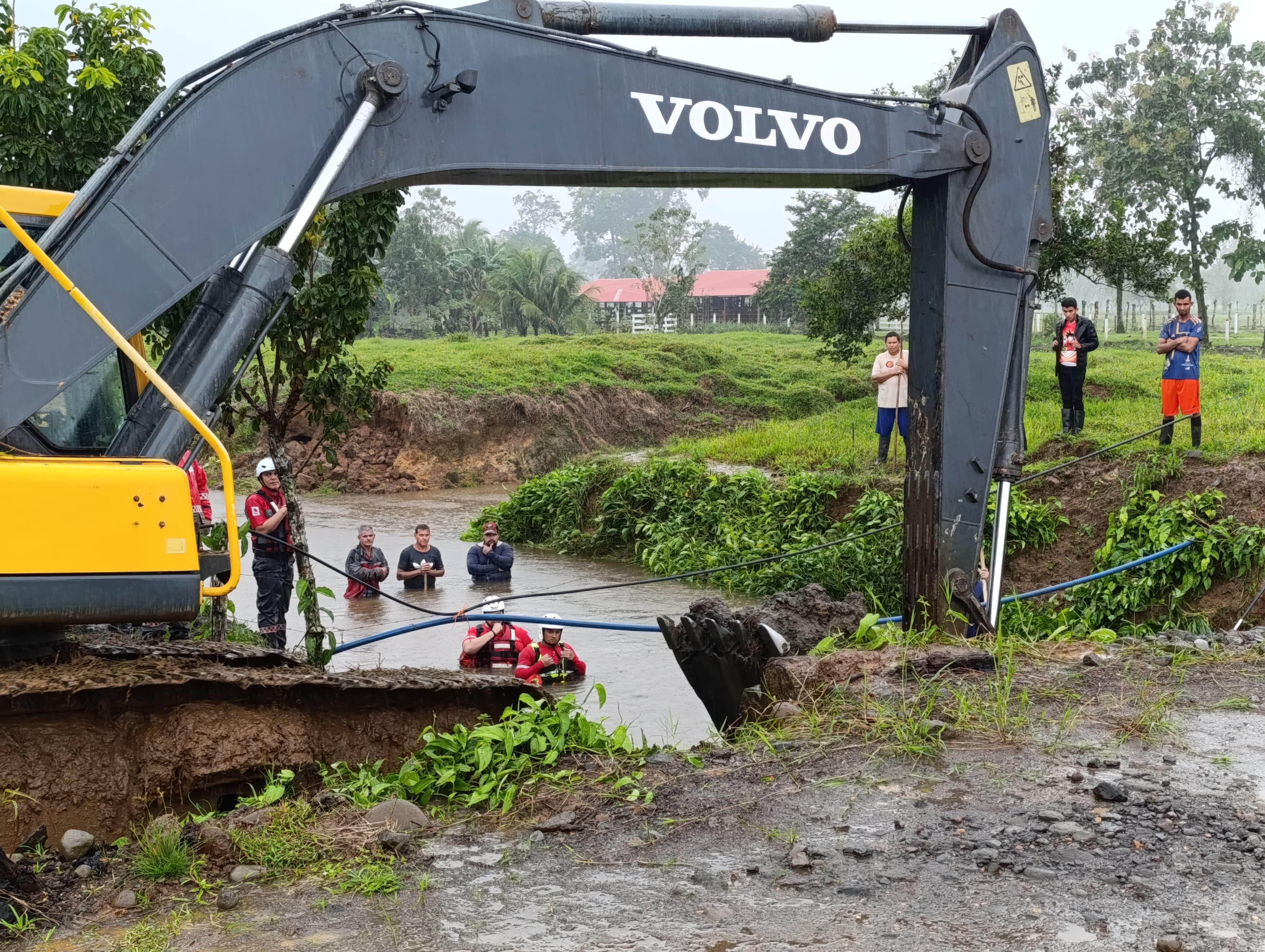 Rescate de cuerpo de motociclista que fue arrastrado por el río Cariari