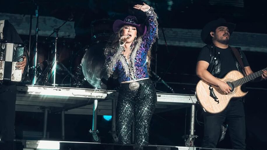 La cantante y actriz mexicana, Alicia Villarreal, se salvó de puro milagro este jueves luego de que el escenario en el que cantaría se desplomara por razones que están en investigación.