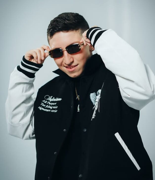 Cris Valencia, cantante e influencer colombiano.