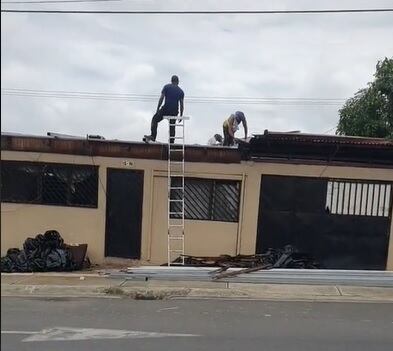 Vecino trata de reponerse de daños causados por torbellino en La Aurora de Heredia. Foto Ulises Urroz.
