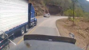 Video revela imprudencia de tráilero que pudo terminar en trágico choque contra ambulancia